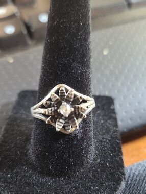 Vintage 925 Sterling Silver Starburst Signet Ring Featuring a Center Stone. 